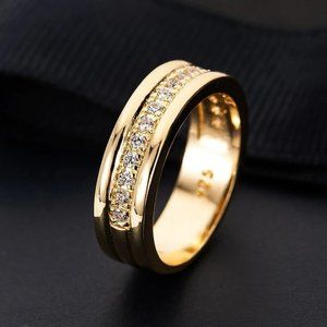 Classic Wedding Ring w. Middle Paved CZ Stones